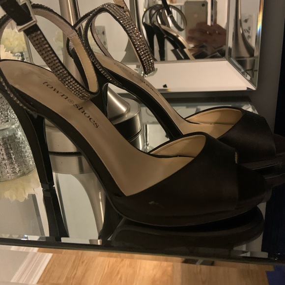 Brand new black heel/ sandals from town shoes - Picture 2 of 5
